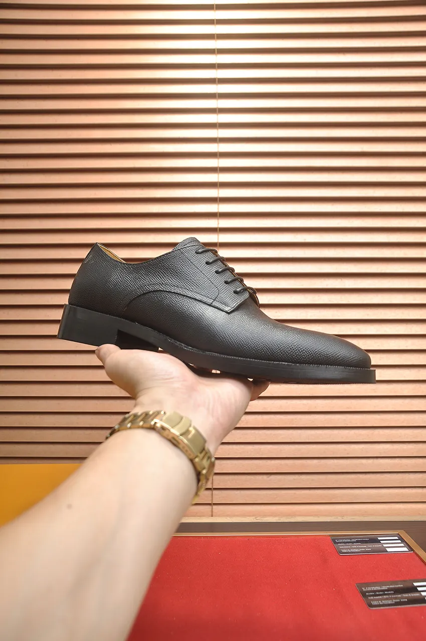 Men's men's shoes 💰500💶 [LV] (original single cowhide lining) 🍀LV's latest genuine leather business suit shoes are launched simultaneously on the official website. The first-layer cowhide imported from Italy is made of heavy gold, 💥official website 1:1 rubber outsole. Versatile to wear, high-end without losing class, and the color combination is extraordinary. This four-season style is alluring when worn on your feet, showing off your big-name flair. Standard code 38-45 (45 customized)